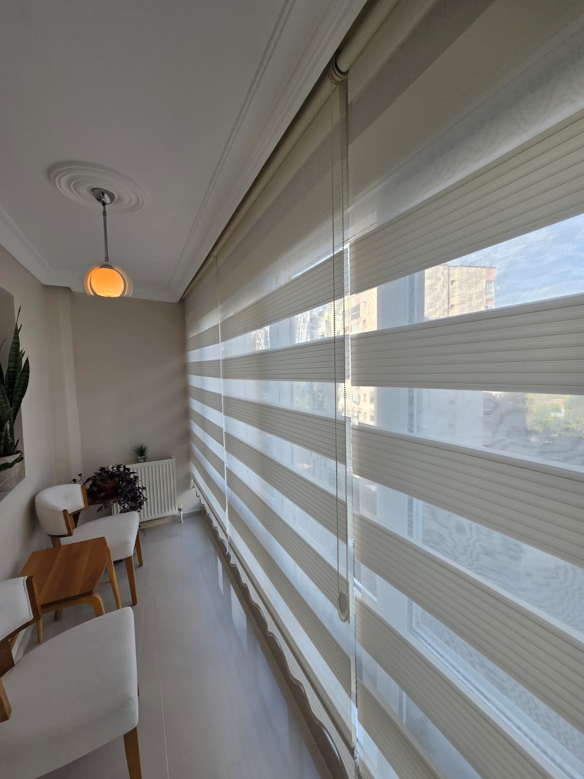 Kapalı Balkon ve Oturma Alanı Zebra Perde Temizliği